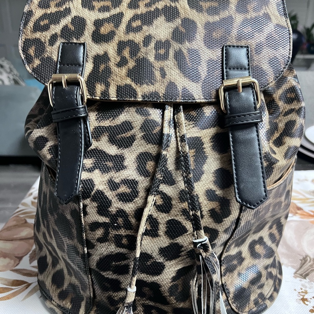 Chic Leopard Print Backpack With Black Details - image 4